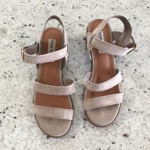 STEVE MADDEN Raymee Suede Taupe Sandals